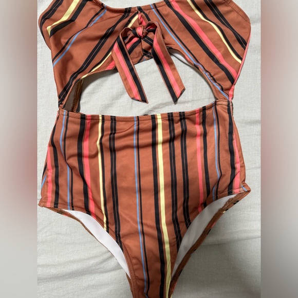 ONE PIECE SWIMSUIT NEVER WORN - Picture 2 of 6